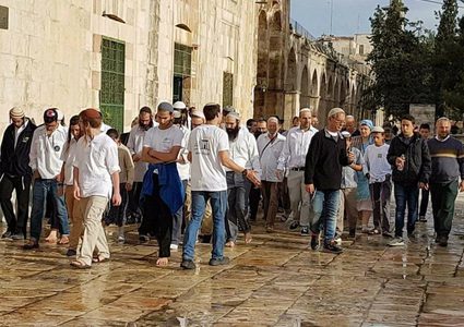 عشرات المستوطنين يقتحمون الأقصى