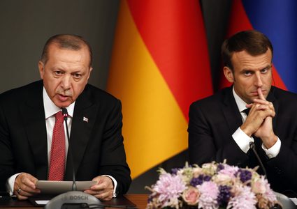 ماكرون وأردوغان يتفقان حول "سحب المرتزقة من ليبيا"