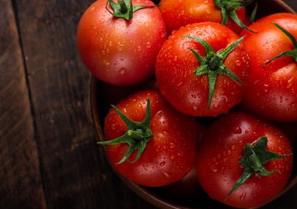 ما هي المواد الغذائية التي لا ينصح بتناولها مع الطماطم ؟