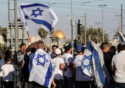 المستوطنون يؤدون رقصة الأعلام ويهتفون الموت للعرب في باب العامود