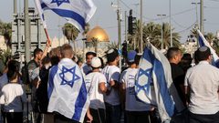 المستوطنون يؤدون رقصة الأعلام ويهتفون الموت للعرب في باب العامود