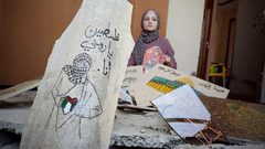 الفنانة التشكيلية سجى موسى من مدينة رفح جنوبي قطاع غزة، تحول ركام منزلها المدّمر، جراء القصف الإسرائيلي للوحات فنية تنطق بالوجع والصمود والأمل من وسط الألم.
تصوير: هاني الشاعر