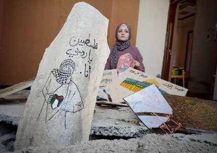 الفنانة التشكيلية سجى موسى من مدينة رفح جنوبي قطاع غزة، تحول ركام منزلها المدّمر، جراء القصف الإسرائيلي للوحات فنية تنطق بالوجع والصمود والأمل من وسط الألم.
تصوير: هاني الشاعر