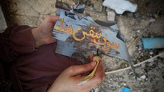 الفنانة التشكيلية سجى موسى من مدينة رفح جنوبي قطاع غزة، تحول ركام منزلها المدّمر، جراء القصف الإسرائيلي للوحات فنية تنطق بالوجع والصمود والأمل من وسط الألم.
تصوير: هاني الشاعر