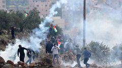 إصابة العشرات بالغاز خلال قمع الاحتلال مسيرة سلمية ببيت لحم