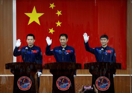 الصين ترسل رواد فضاء إلى موقع محطتها الفضائية الجديدة