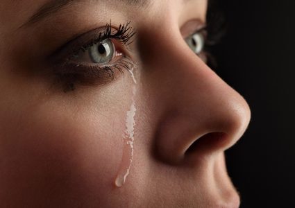 الدموع الدموية تنذر بوجود مشكلة صحية خطيرة في الجسم