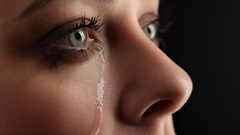 الدموع الدموية تنذر بوجود مشكلة صحية خطيرة في الجسم