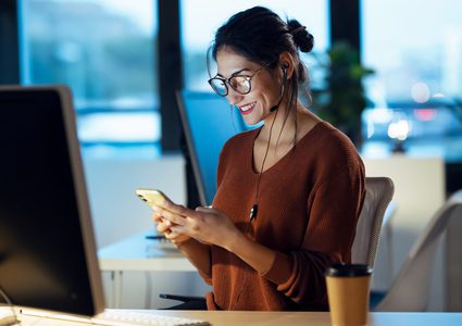 اتيكيت الاتصال عبر التطبيقات الذكية في الحياة المهنية