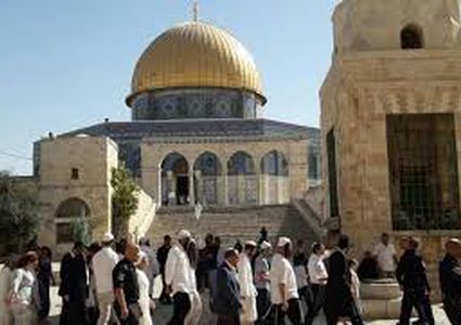 عشرات المستوطنين يقتحمون باحات المسجد الأقصى