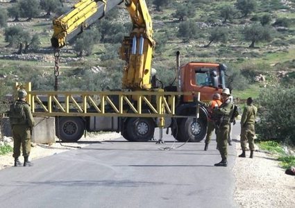 وقفة احتجاجية على إغلاق مداخل بلدة عزون