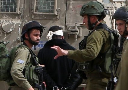 قوات الاحتلال تعتقل مواطنين من محافظة الخليل