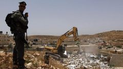 قوات الاحتلال تهدم منزلا قرب حلحول شمال الخليل