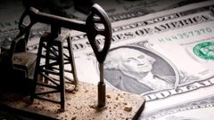 انخفاض أسعار النفط مع صعود الدولار
