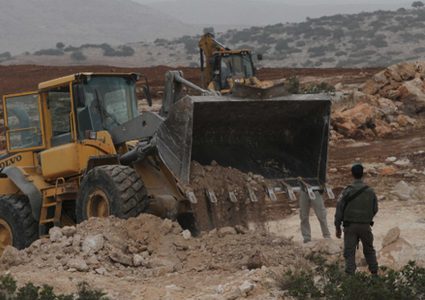 الاحتلال يخطر بهدم منازل وآبار مياه جنوب الخليل