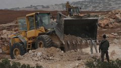 الاحتلال يخطر بهدم منازل وآبار مياه جنوب الخليل