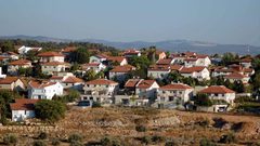 الليكود يربط دعمه لقانون منع لم الشمل بدعم تنظيم بؤر استيطانية