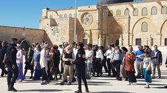 الاحتلال يعتدي على مواطن في باب الخليل بالقدس