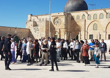 الاحتلال يعتدي على مواطن في باب الخليل بالقدس