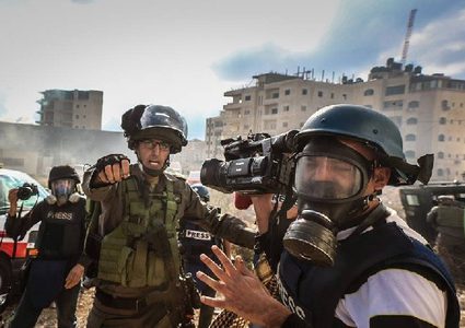 الاحتلال يحتجز طاقم تلفزيون فلسطين غرب رام الله