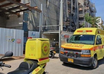 إصابة عامل بجروح خطيرة إثر سقوطه من علو في مرج ابن عامر