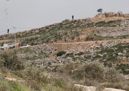مستوطنون يقتحمون جبل العالم في نعلين غرب رام الله