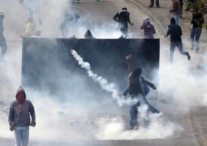 إصابات بالاختناق خلال مواجهات مع الاحتلال غرب رام الله