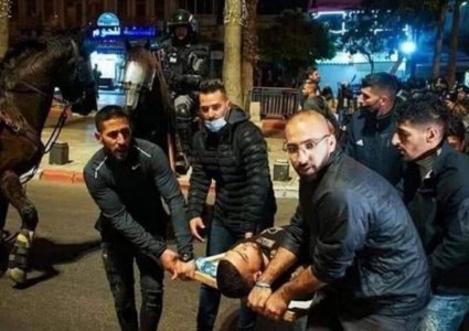 إصابة شابين واعتقال آخرين بمواجهات مع الاحتلال في حي الشيخ جراح