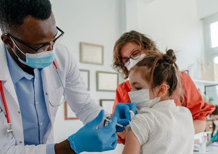 الصحة "الإسرائيلية" توصي بتطعيم الفتية والأطفال ضد كورونا