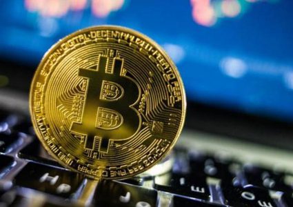 عملة "البيتكوين" تواصل النزيف وتسجل تراجعاً بنحو 5%