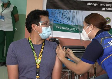 الرئيس الفلبيني يهدد الممتنعين عن اللقاح: "سأعطيكم لقاح الخنازير"