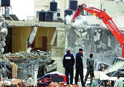 سلطات الاحتلال تجبر عائلة مقدسية على هدم منزلها في العيسوية