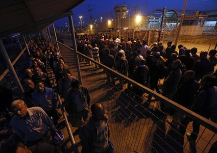 هآرتس: الاحتلال نهب ملايين الشواكل من العمال الفلسطينيين