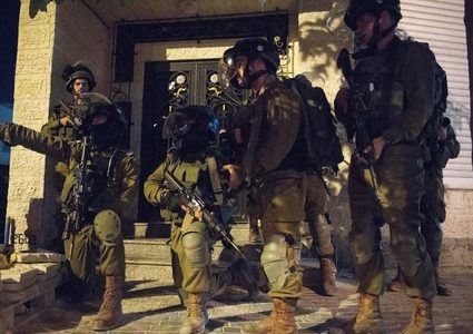 اعتقالات ومداهمات في الضفة