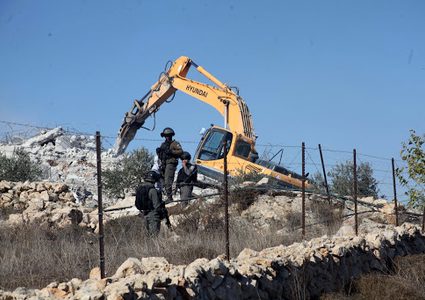 النقب:الاحتلال يجرف أرضًا زراعية في اللقية