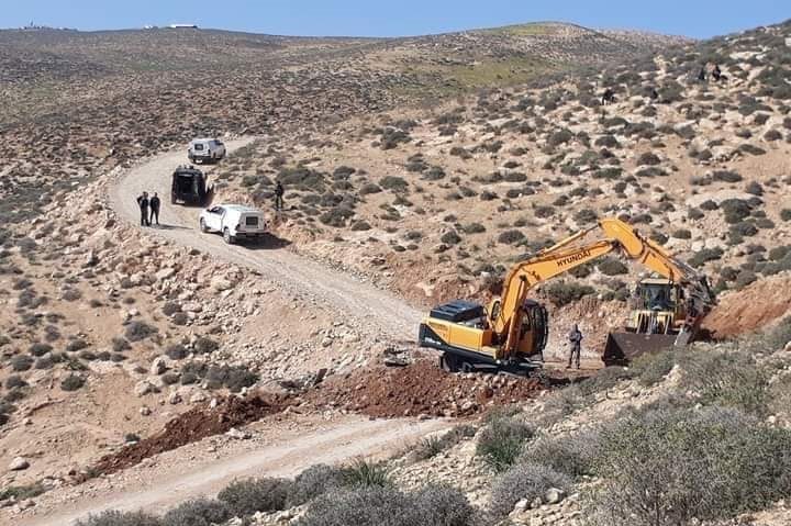 الاحتلال يجرف طريقا في مسافر يطا