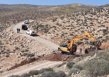الاحتلال يجرف طريقا في مسافر يطا