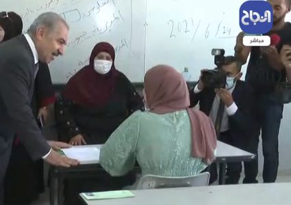 اشتية يفتتح امتحانات الثانوية العامة في قرية بيتا