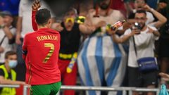 الجماهير الفرنسية ترمي رونالدو بزجاجات كوكا كولا