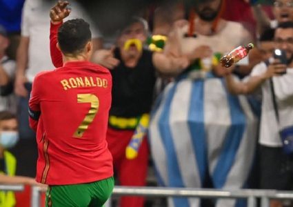 الجماهير الفرنسية ترمي رونالدو بزجاجات كوكا كولا