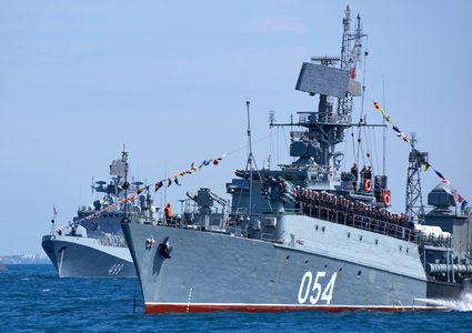 روسيا تتوعد منتهكي حدودها بالقصف بعد حادثة المدمرة البريطانية