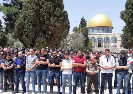 40 ألف مصلٍ يؤدون صلاة الجمعة في باحات المسجد الأقصى