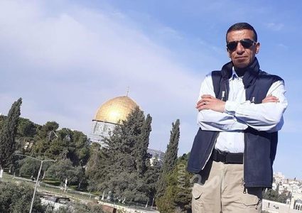 القدس: الاحتلال يعتقل موظفا في دائرة الأوقاف ونجليه