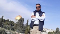 القدس: الاحتلال يعتقل موظفا في دائرة الأوقاف ونجليه