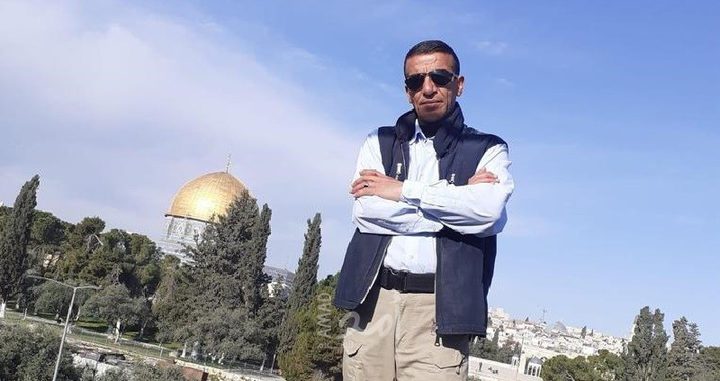 القدس: الاحتلال يعتقل موظفا في دائرة الأوقاف ونجليه