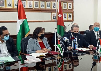 الكيلة تبحث إشكاليات سفر المواطنين خلال الجائحة مع نظيرها الأردني