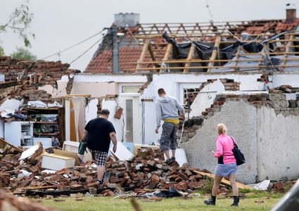 قتلى وخسائر مادية جراء إعصار ضرب مناطق في جمهورية التشيك