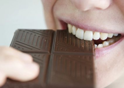 دراسة طبية تكشف مفاجأة صادمة.. تناول الشوكولاتة وحرق الدهون