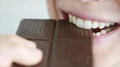 دراسة طبية تكشف مفاجأة صادمة.. تناول الشوكولاتة وحرق الدهون