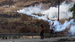 اصابات بالرصاص وبالاختناق والاحتلال يغلق الطريق المؤدي لجبل صبيح